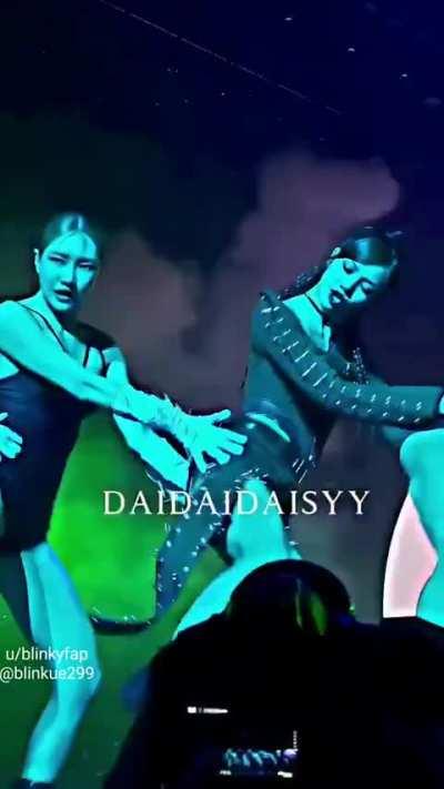 And who would want to fuck Lisa's ass 🍑 💦