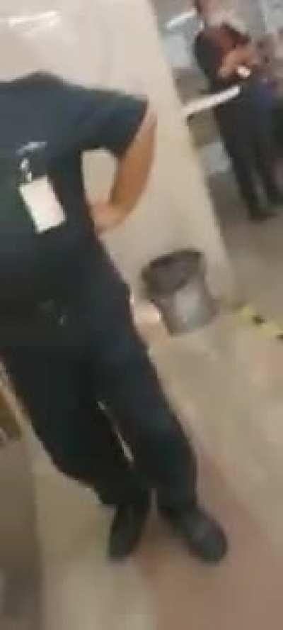 Foliara z warszawskiej Pragi robi zadymę na poczcie