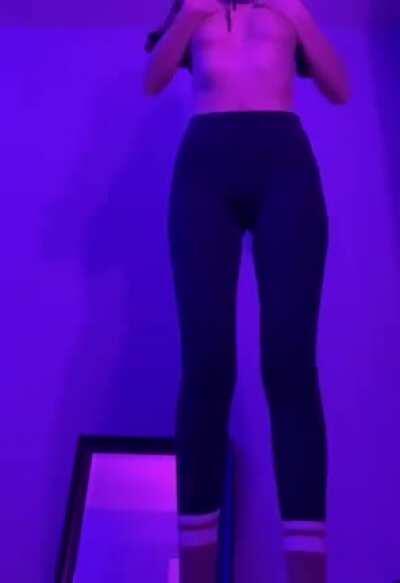 Had a sleepover with my [f]riend last night & took this super quick titty flash vid while she was in the bathroom 💙