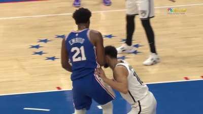 [Highlight] Simmons and Embiid get matched up again as Simmons is called for a foul