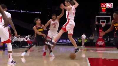 [Highlight] Trae gets his signature nutmeg on Olynyk for the assist