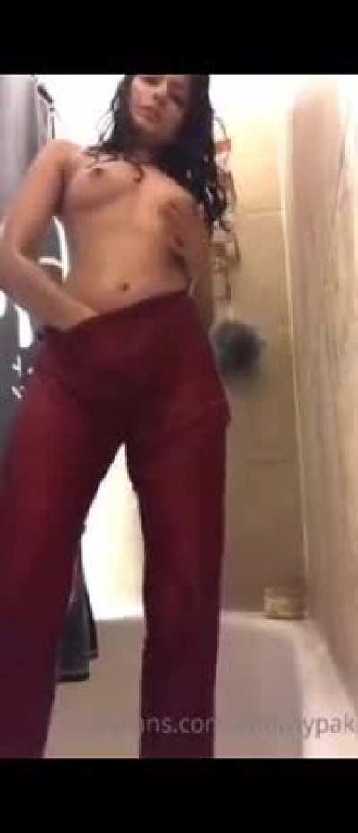 Pakistani girl shower 🚿