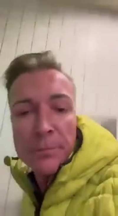 Almanya'da liberal bir parti olan FDP üyesi siyasetçi Martin Neumaier, halka açık bir tuvalette pisuar ve tuvalet fırçası yaladığı viral görüntüleri paylaştı. Neumaier ayrıca başka paylaşımlarda bütün vücudunu kendi dışkısıyla kapladı ve ağzına dışkıdan b