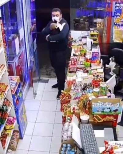 That's how it seems an ordinary day in Turkey. Cashier cat and cat worker with a loving customer.