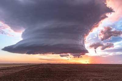 Tornado sweeps over Texas , or may be Thor might be landing