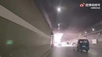 平日里的郑州隧道，畅通无阻情况下，开车需要90s才通过，那个极端情况下，能跑出来，才怪，当天的监控只能永远是个谜