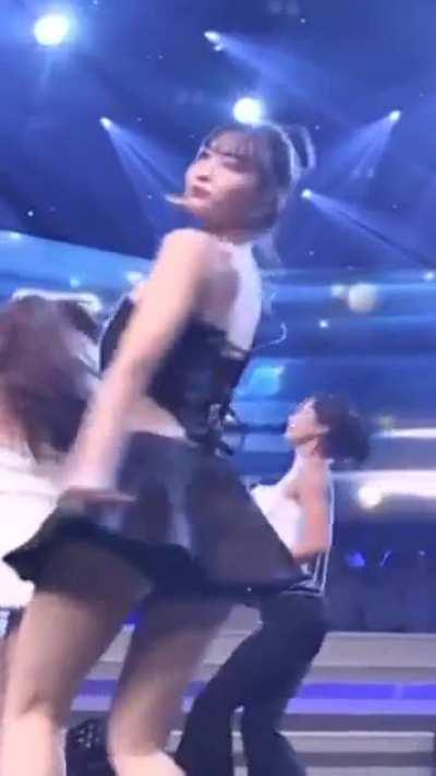 HIRAI MOMO, MYOUI MINA, MINATOZAKI SANA, & CHOU TZUYU