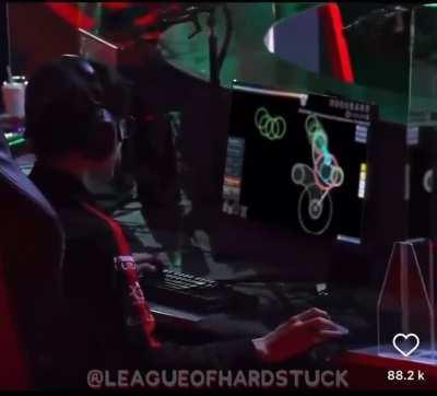 Faker multitasking live on stage