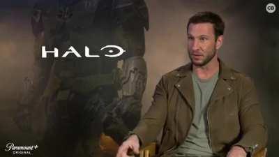 Pablo Schreiber finally gives a good answer for removing Chief's helmet