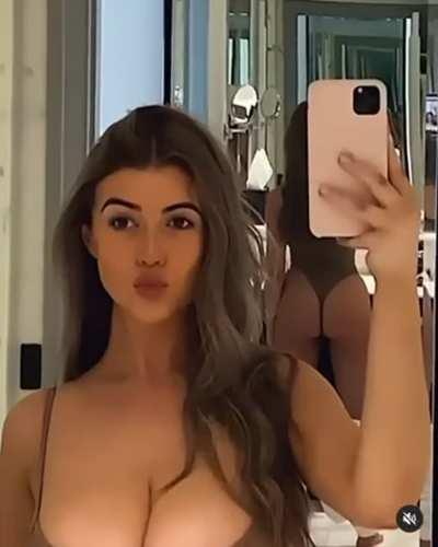 Cute face, full tits, nice ass 👍🏻