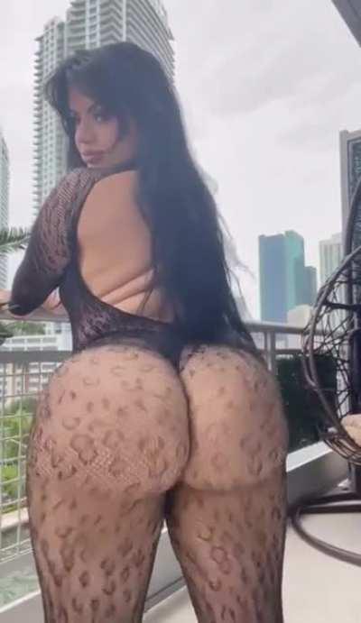 Big booty babe ass clapping