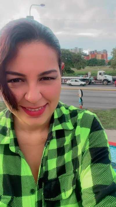 look how this latina moves