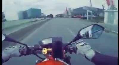 Apucă să îi dea binețe înainte să se ducă pe p