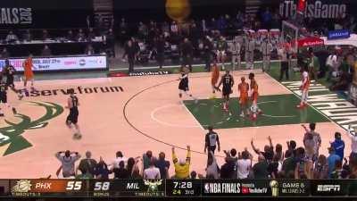 [Highlight] Giannis scores his 12th point of the opening 5 minutes of the 3rd quarter, and puts the Bucks up 3