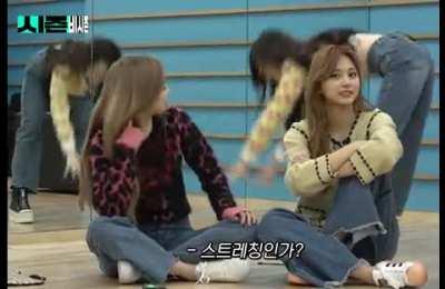 201105 - Dahyun goofing around