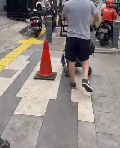 JAKARTA TIDAK MOTOR SENTRIS KOK PARKIRAN MOTOR MALL RIBET!!! Meanwhile diluar: