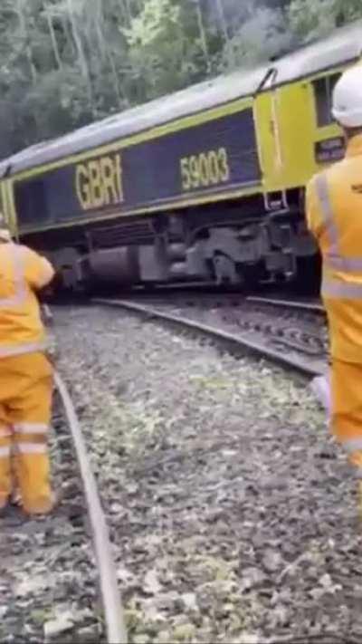 Class 59 attempts to pull wreckage out of the Salisbury Crash site