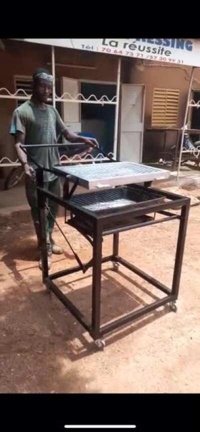 This grill allows turning the meat and adjusting the distance to the fire one-handed