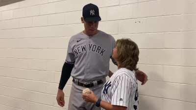 [Highlight] Aaron Judge giving his historic No. 61 HR ball to his mom, Mrs. Patty Judge