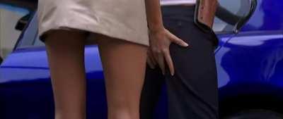 Gisele Bundchen groping Jennifer Esposito in 'Taxi'