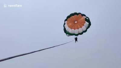 Rope snaps in terrifying paragliding accident in northwestern India.