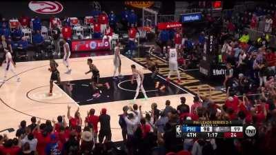 [Highlight] Trae floater to put the Hawks up 1