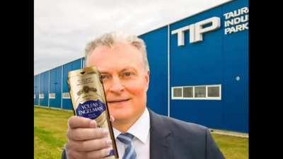 Koks geras jisai žmogus, su visais dalinasi