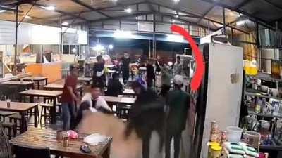 Kejadian di negeri terpaling harmoni di Malaysia. Tapi makcik belakang tu paling win