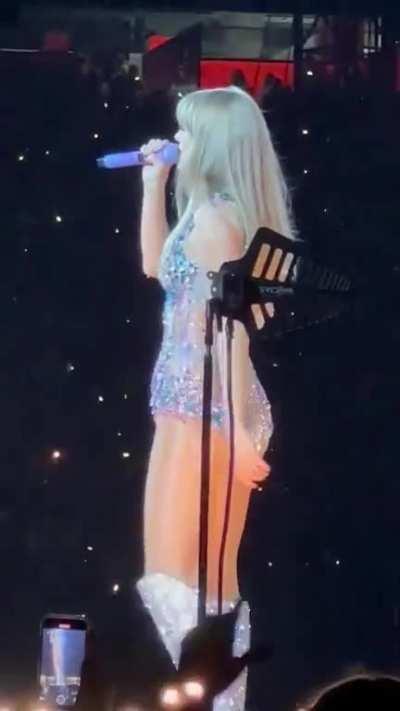 Check out that butt!!