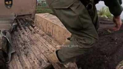 ru pov: Ukrainian soldiers and foreigners evacuating with casualties, at last one dead left behind according to their dialogue