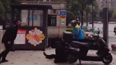 外卖门卫战争节选，以一敌二