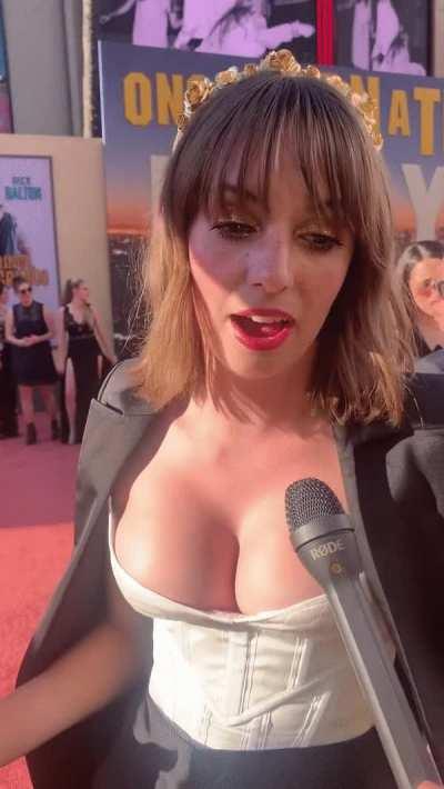 Maya Hawke's tits want out