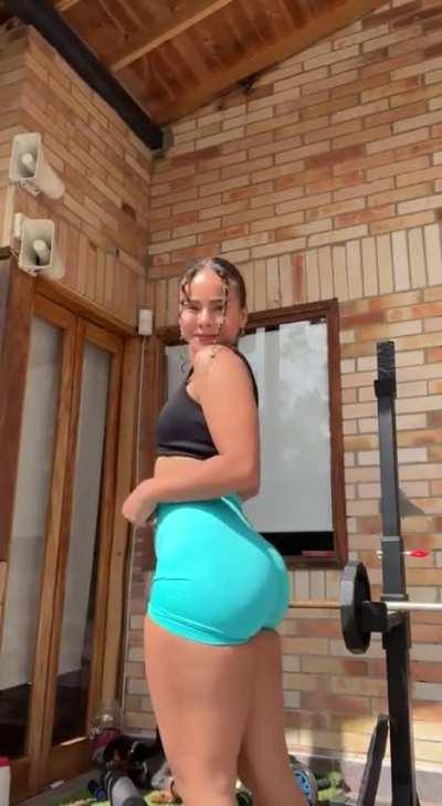 Emily (@ilovesmilinggg)