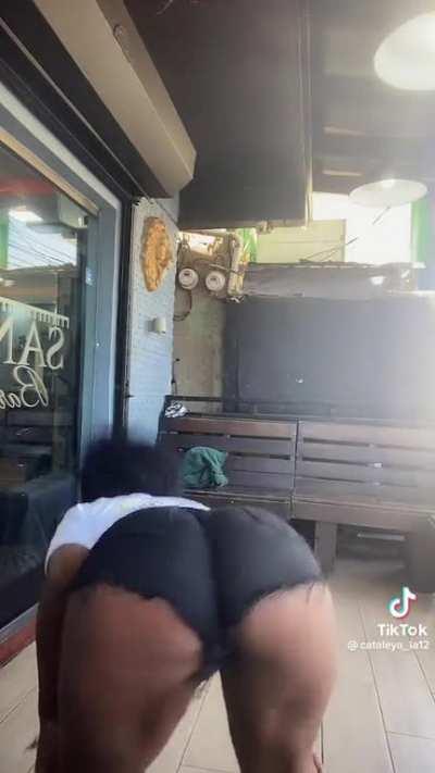 Knock your knees 🍑