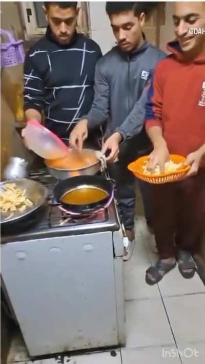Frying homemade potatoes