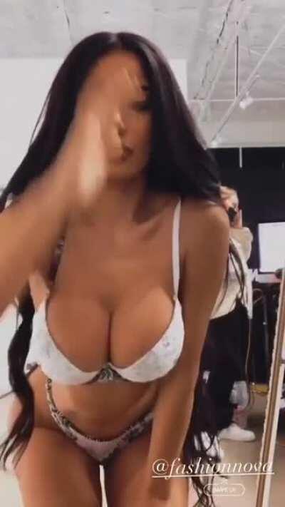 Displaying that wonderful Cleavage