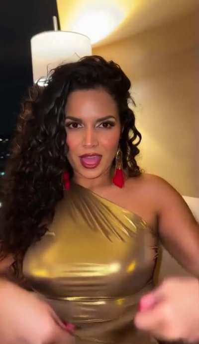 Brenda enseñando sus tetotas