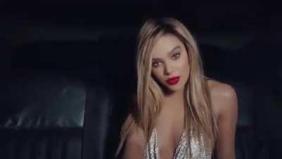 Hailee Steinfeld looks stunning with blonde hair