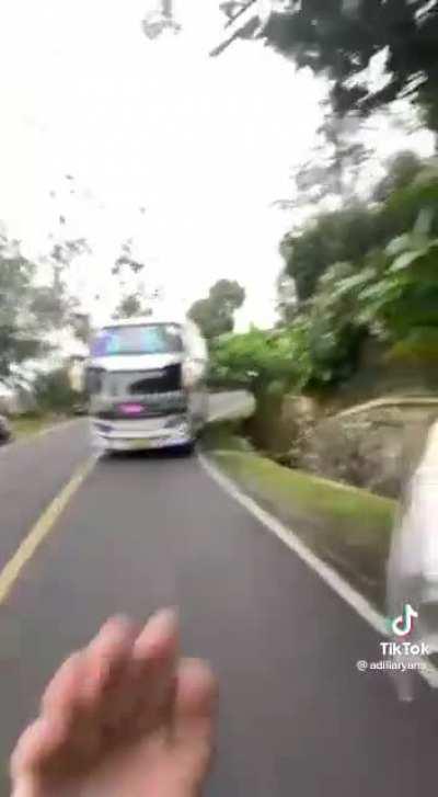 Thought I was gonna see a crash. Its a vibing bus