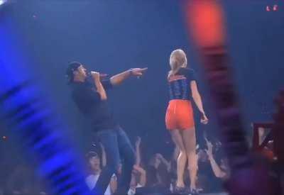 Tight booty on the Red Tour 🥵🤤