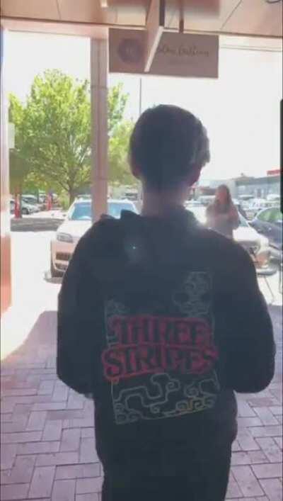 澳洲小朋友拷打小黄人