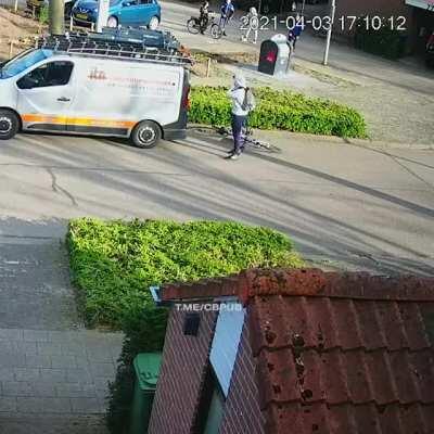 Cellphone and biking = bad mix