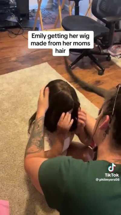This little girl who's a burn survivor gets a wig made out of her moms hair ❤️