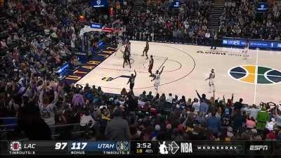 [Highlight] Rudy Gobert punctuates a 13-0 Jazz run with a thunderous one handed putback dunk!