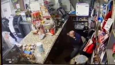 USA, New York. The cashier miraculously survived NSFW 🔞