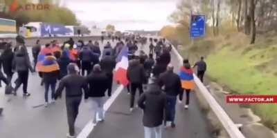 Fransa’nın Lyon bölgesi yakınlarında Ermeni eylemciler, işe giden Türk vatandaşlarına sopa, balta ve bıçak ile saldırdı. Saldırıda, bir baba ile 17 ve 22 yaşındaki iki oğlu ağır yaralandı. Babanın durumunun ağır olduğu öğrenildi.