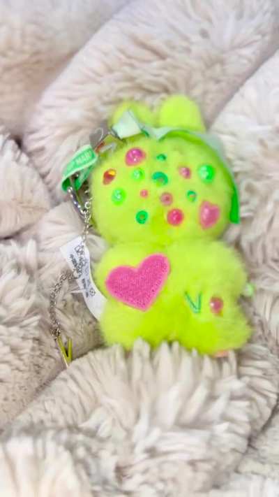 Customized my extra letter V 💕💚