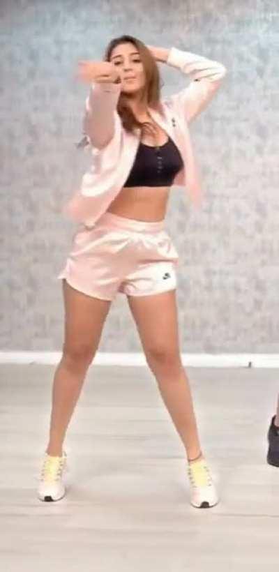 When Dhvani Bhanushali shakes her meaty thighs I shake my c*ck 🍌💦 Her thighs look so hot in those shorts 🍖🤤 (newish)