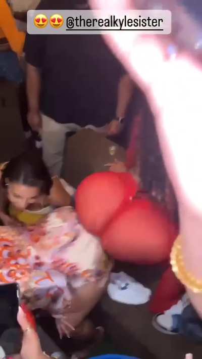 One asscheek from Ari‘s as big as the entire ass of her friend lmao