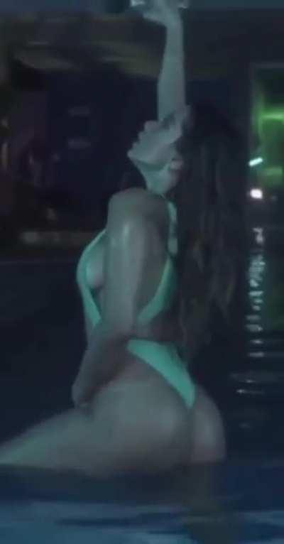 Anitta rabuda na piscina